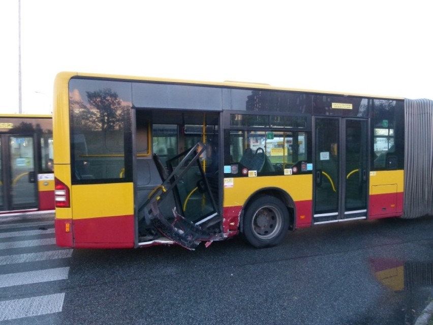 Wypadek na ul. Dąbrowskiego w Łodzi. Autobus zderzył się z samochodem osobowym