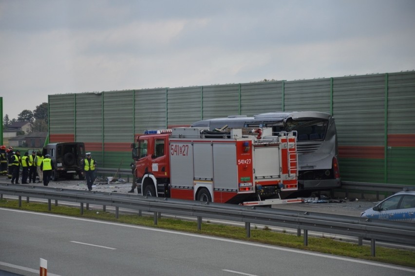 Wypadek na S8 w Lubochni. Zderzenie cysterny z autokarem. Ranni żołnierze [ZDJĘCIA+FILM]