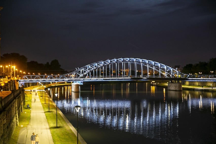 Kraków. Most Piłsudskiego efektownie rozbłysnął! Tak wygląda nowa iluminacja [ZDJĘCIA]