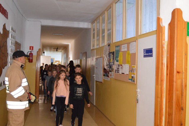 Błyskawiczna ewakuacja uczniów po alarmie ogłoszonym w szkole podstawowej w Bobowej