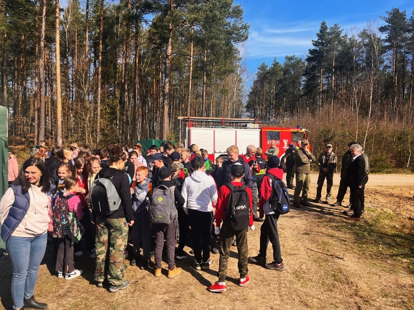 W gminie Cewice sadzili las w ramach akcji "Łączą nas drzewa"