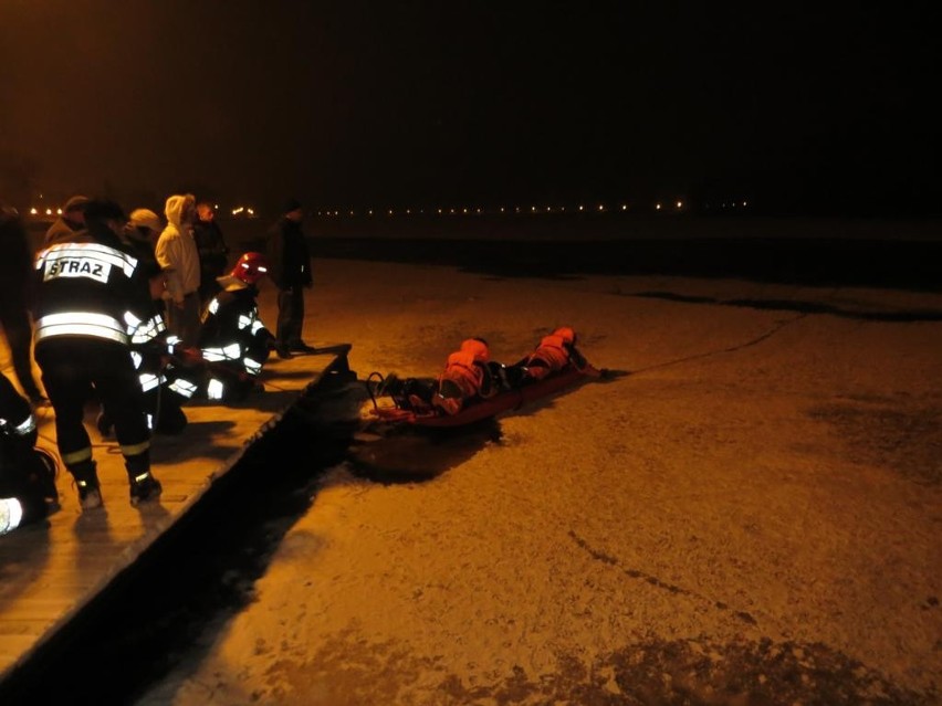 Złotów: Akcja ratunkowa na Jeziorze Miejskim. Pies wpadł pod lód [FOTO]