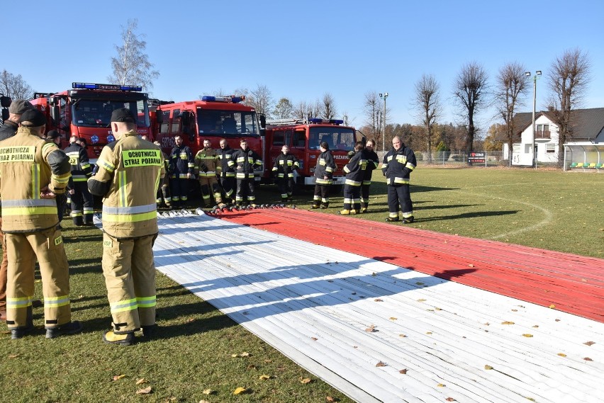 11 listopada w Gaszowicach. Powstała gigantyczna biało-czerwona flaga z ... strażackich węży