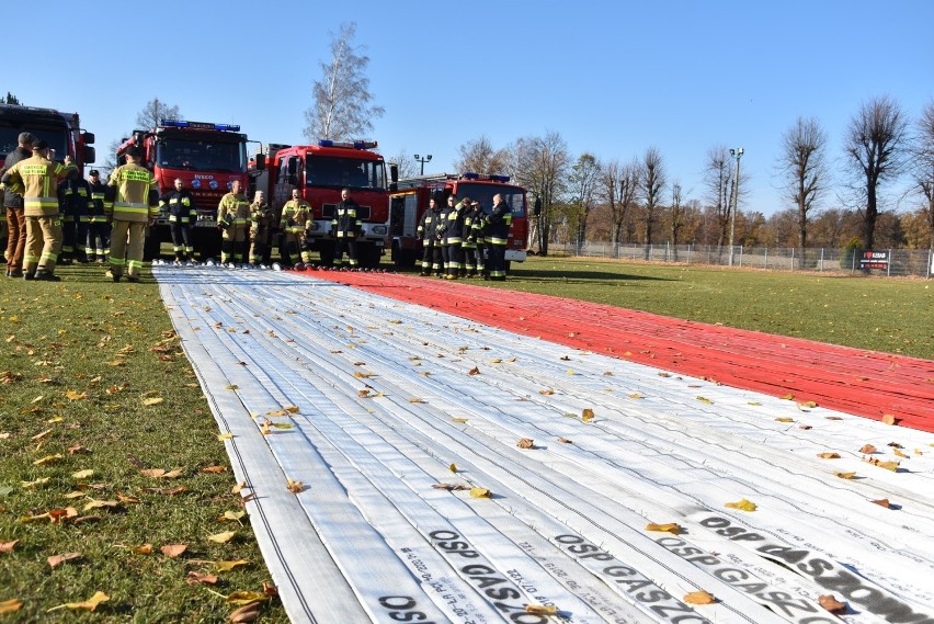 11 listopada w Gaszowicach. Powstała gigantyczna biało-czerwona flaga z ... strażackich węży