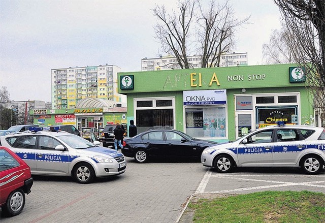 Zaalarmowani policjanci błyskawicznie przyjechali na miejsce. Okolice apteki zostały zabezpieczone taśmą.