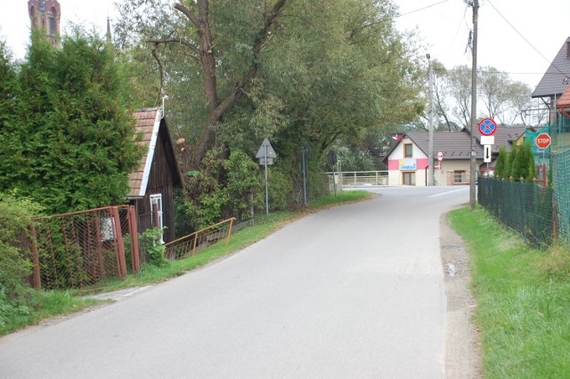 Ten odcinek drogi (ul. Bohaterów Monte Cassino) w Kołaczycach musi zostać przebudowany aby skierować nim ruch w kierunku Jasła na czas budowy obwodnicy dla tego miasta. Z lewej drewniany dom do wyburzenia