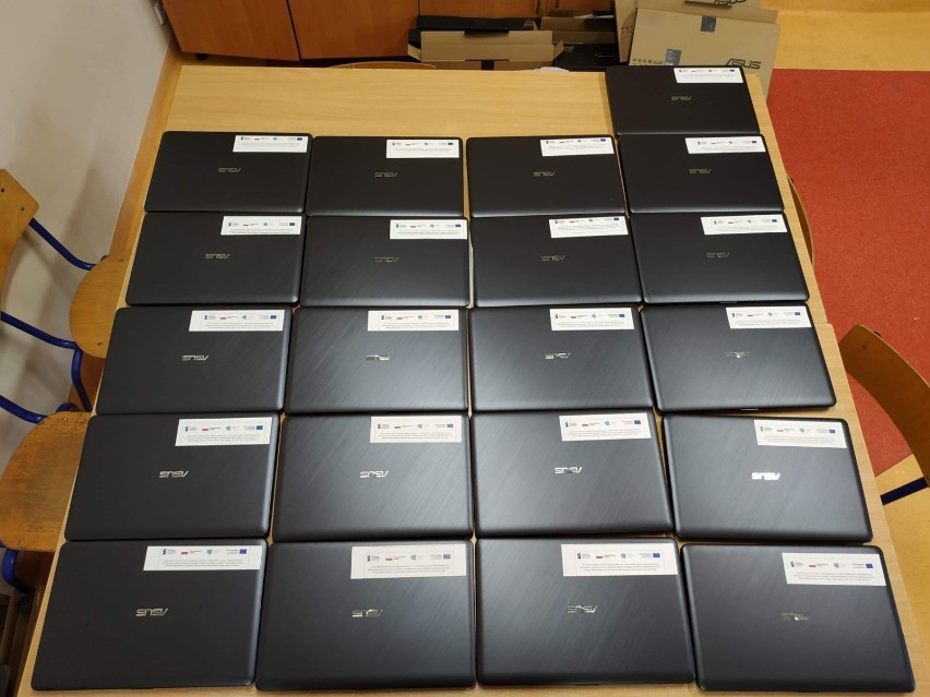 Poręba zakupiła 41 laptopów dla uczniów.