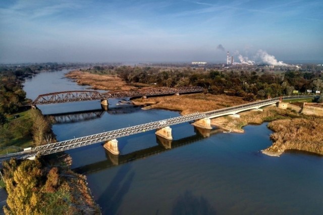 Trwa remont mostu kolejowego nad Wartą na trasie z Kostrzyna nad Odrą w stronę granicy polsko-niemieckiej.