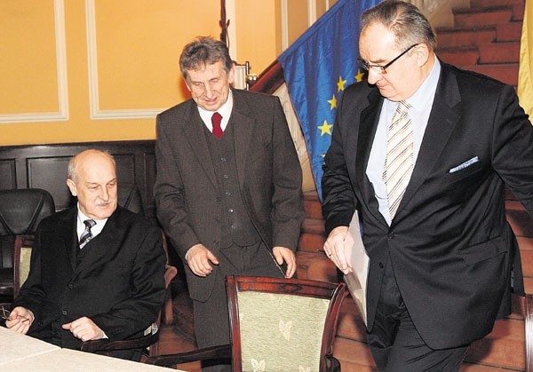Umowę podpisali prezydent i Kazimierz Sobotka w towarzystwie J. Saryusza-Wolskiego