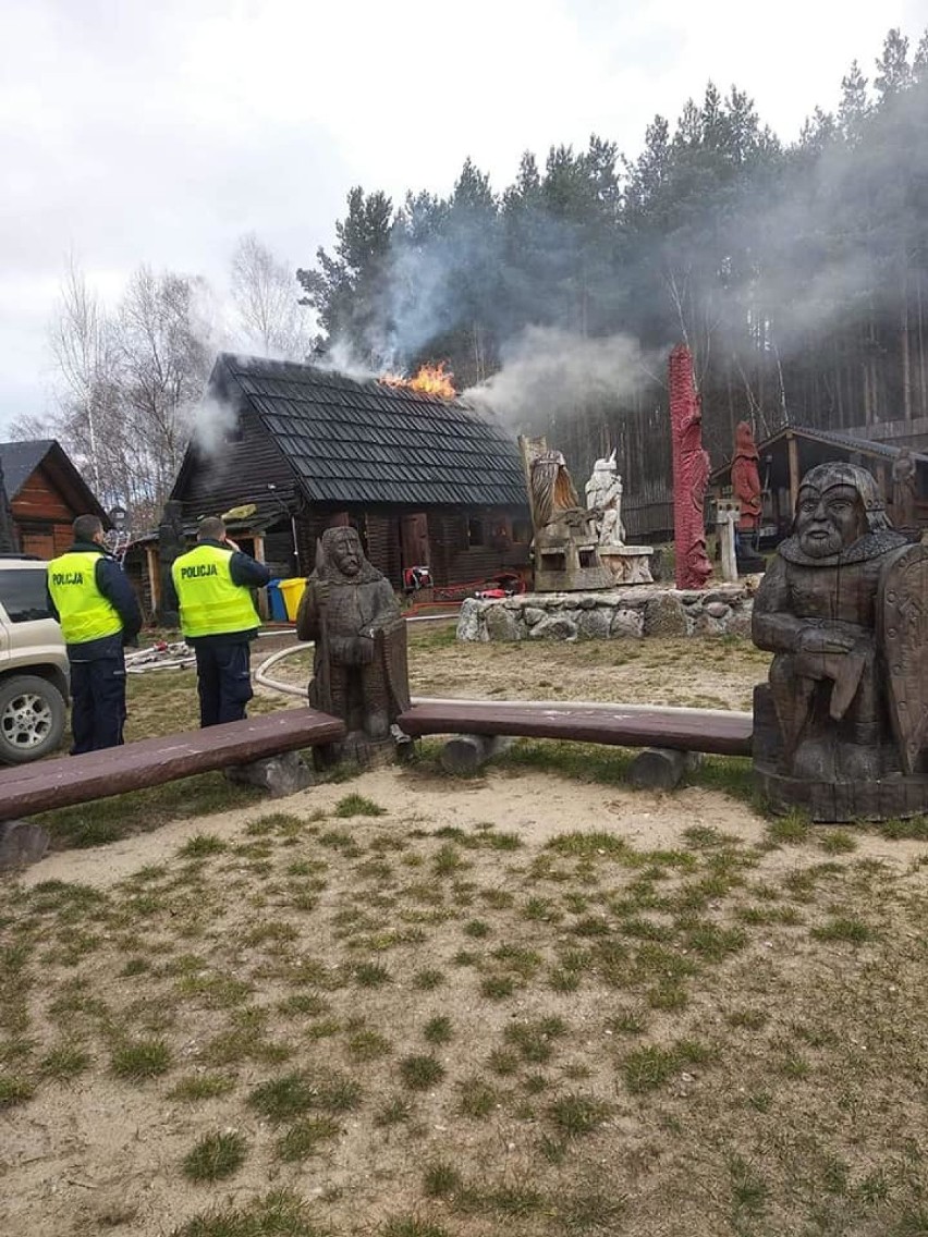 Dzisiaj (21.03.) płonął Gród Foluszek w Zbicznie. Na...