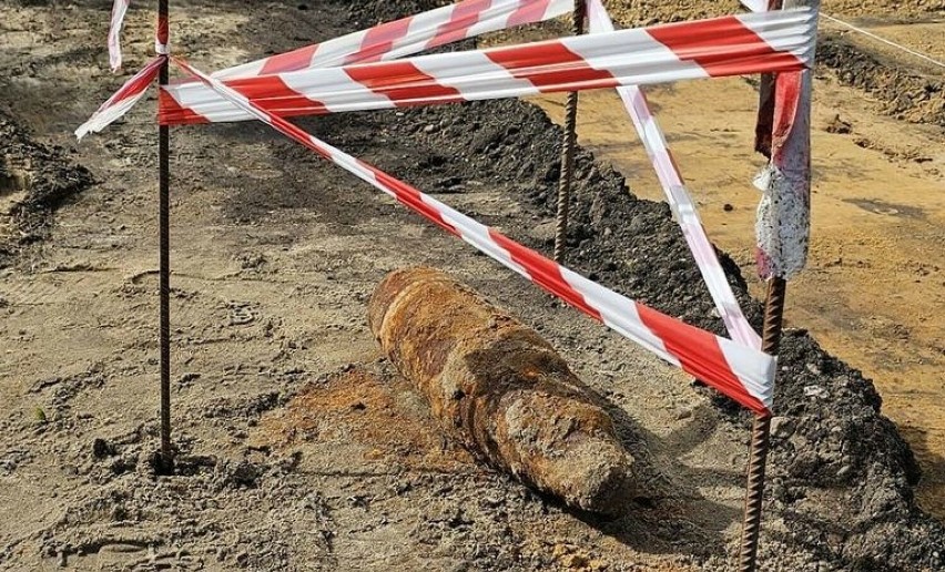 Niewybuch znaleziony koło Bełchatowa. Na miejscu interweniowali saperzy