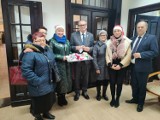 Seniorzy wyszli z prezentami i życzeniami do mieszkańców oraz instytucji w Wągrowcu! Miłym zaskoczeniom nie było końca!
