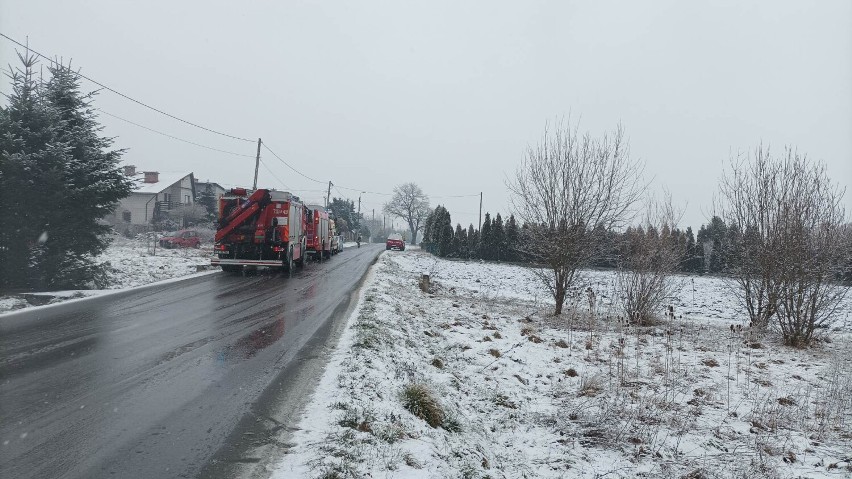 Wypadek w Lipowej. Dachował samochód osobowy, który prowadził 80-letni mężczyzna