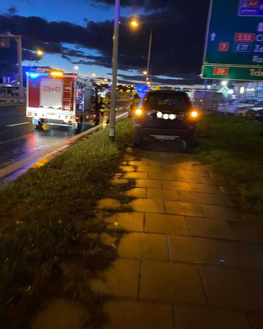 Wypadek pod Krakowem. Zderzyły się trzy samochody w sąsiedztwie węzła autostradowego