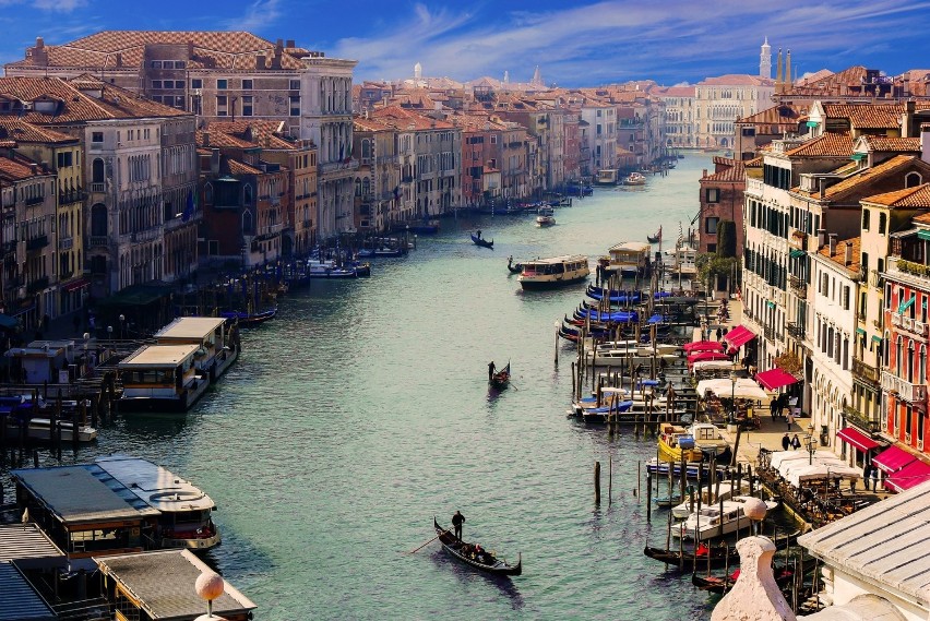Wenecja

Wenecja składa się z 188 małych wysepek połączonych...