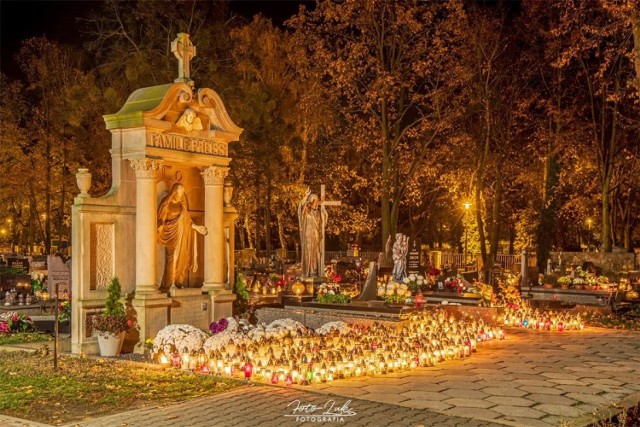 Cmentarz komunalny w Kluczborku w blasku zniczy