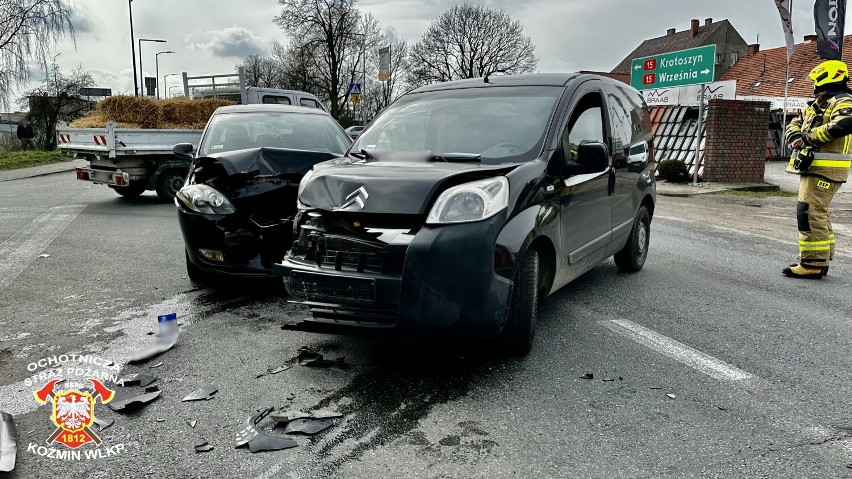 Zderzenie dwóch samochodów w Koźminie Wlkp. Sprawca ukarany mandatem w wys. ponad 1 tys. zł [ZDJĘCIA]