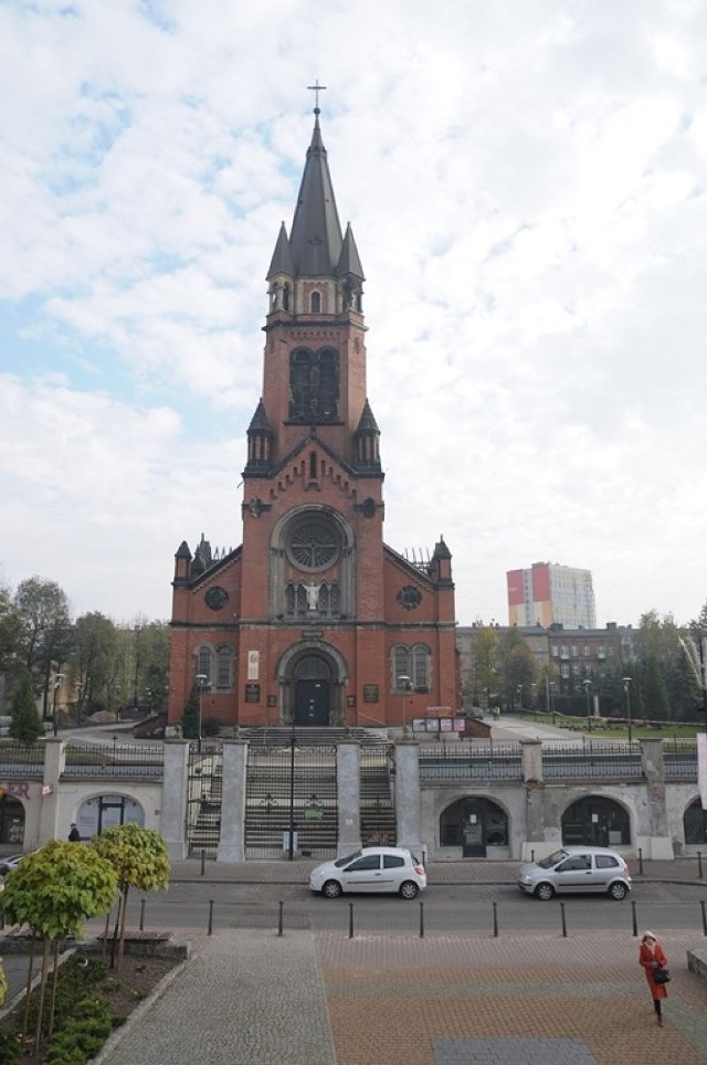 Msza święta w e Wszystkich Świętych nie odbyła się w spalonej katedrze w Sosnowcu. Odprawiona została w pobliskim Domu Katolickim