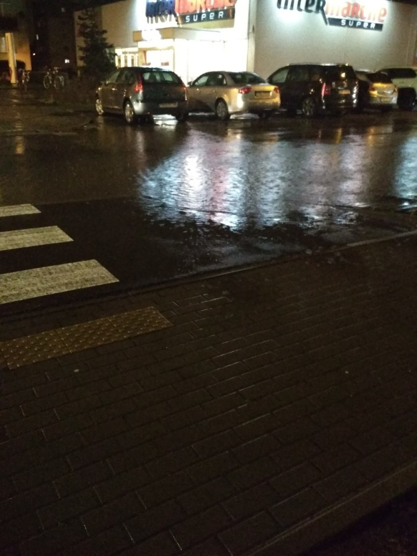 Większy deszcz i... jezioro na ulicy w Wągrowcu. A był tuż obok remont 