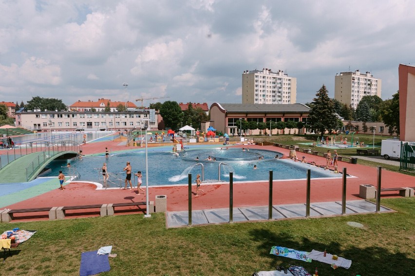 Wakacyjny, słoneczny dzień na basenach Rzeszowskiego Ośrodka Sportu i Rekreacji
