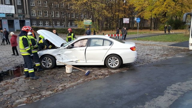 Zderzenie samochodu osobowego z tramwaje na al. Solidarności w Krakowie.