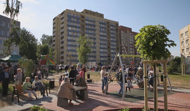 Częstochowa: Mini-park na Żareckiej. Pomysł mieli mieszkańcy, a finansowo  wsparł do ZGM TBS [ZDJĘCIA] | Częstochowa Nasze Miasto