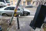 Wrocław. Groźnie wyglądający wypadek na ul. Jedności Narodowej. Auto uderzyło w słup [ZDJĘCIA]