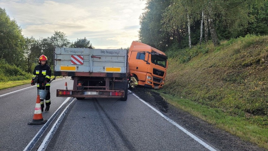 Wypadek w Rybakach na "krajówce" - samochód ciężarowy zjechał do rowu