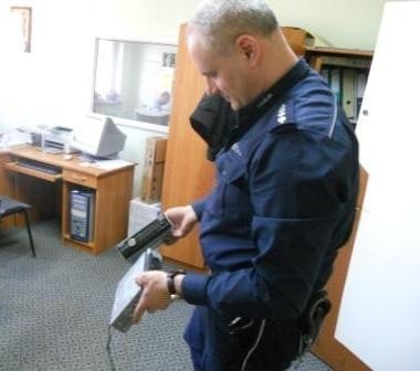 Złotów: Złotowska policja zatrzymała seryjnego włamywacza. Odzyskano cenne przedmioty [FOTO]