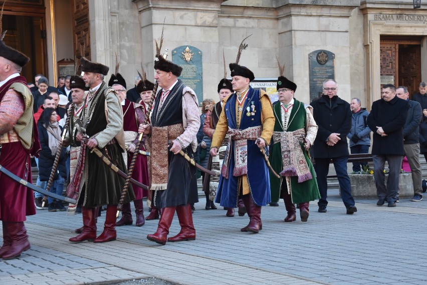 Gorlice. Rezurekcja w bazylice pw. Narodzenia Najświętszej Maryi Panny. Mszy przewodniczył ks. Stanisław Ruszel [ZDJĘCIA]