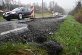 Osuwiska zmorą gminy Pleśna. To, które uaktywniło się w Rychwałdzie, zagraża drodze powiatowej. Mieszkańcy mogą stracić dojazd do domów