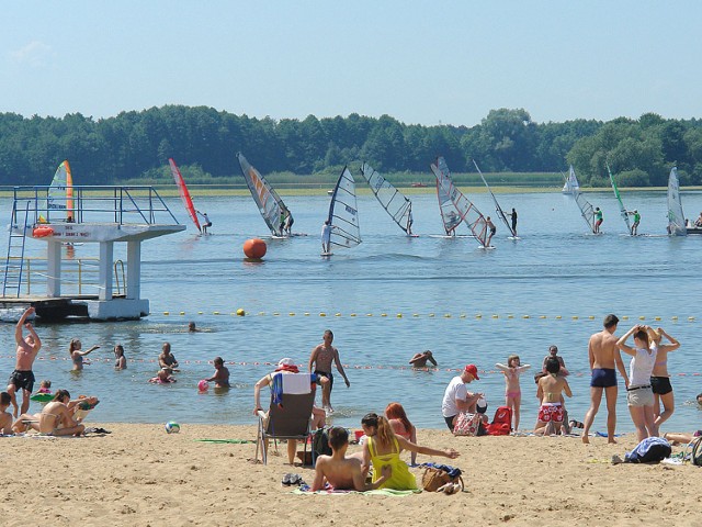 Na początku czerwca na plaży miejskiej nad Jeziorem Rudnickim w Grudziądzu nie brakowało plażowiczów. Gdy nadejdzie prawdziwe lato można się tam spodziewać tłumów