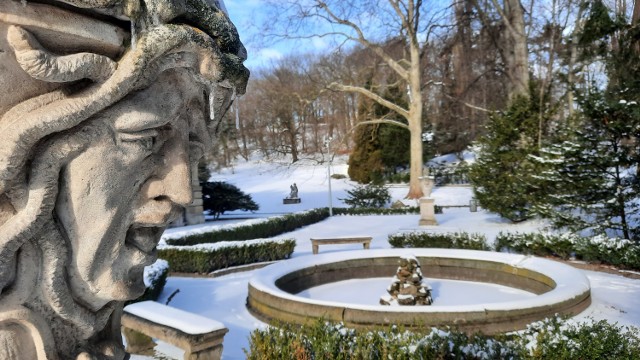 Tajemniczy ogród w Gorzowie także przysypany śniegiem wygląda wspaniale