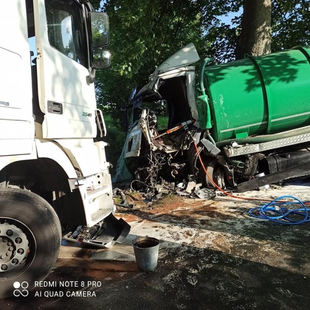 Zderzenie dwóch ciężarówek w miejscowości Liniewo w powiecie kościerskim.
