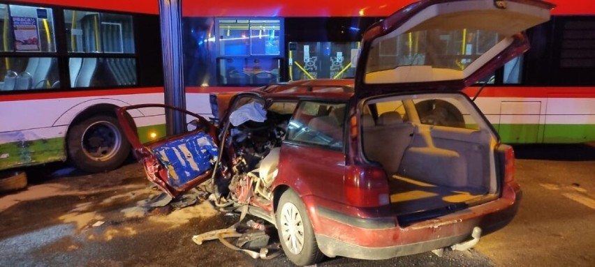 Wypadek na al. Witosa w Lublinie. Samochód osobowy zderzył się z autobusem miejskim