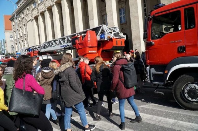 Poznańscy strażacy po raz kolejny w ostatnich dniach pojawili się w budynku Uniwersytetu Ekonomicznego. Tym razem zadymienie pojawiło się w Collegium Altum.
Przejdź do kolejnego zdjęcia --->