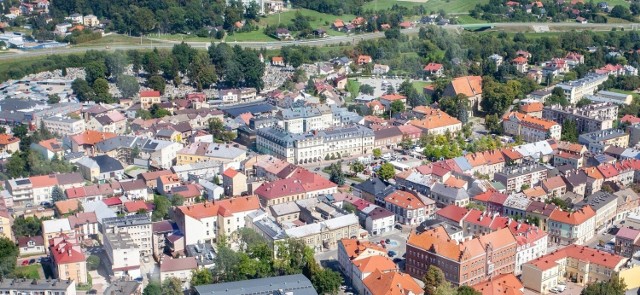 Wybory samorządowe, które wyłonią m.in. burmistrza miasta nad Wisłoką, Ropą i Jasiołką na kolejne pięć lat odbędą się w marcu bądź kwietniu 2024 roku