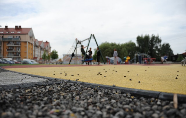 Kamienie zamiast leżeć na ścieżce, trafiają na syntetyczną wykładzinę