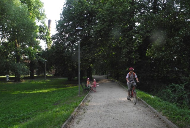 Jeszcze niedawno w Parku Jagiellońskim nie było oświetlenia. Dzięki budżetowi obywatelskiemu stanęły tam latarnie, ale nie na całej długości alejek.