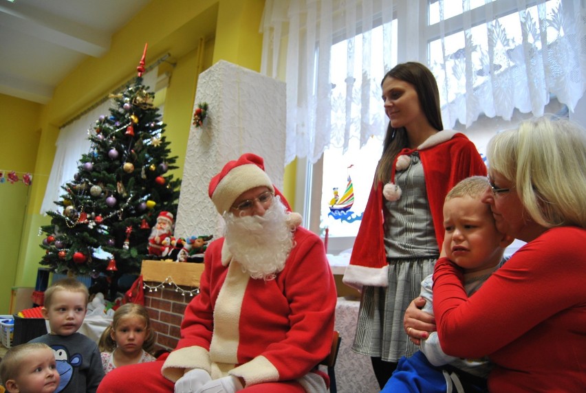 Teatr "Herbi" i święty Mikołaj w przedszkolu numer 3 w Kościanie FOTO