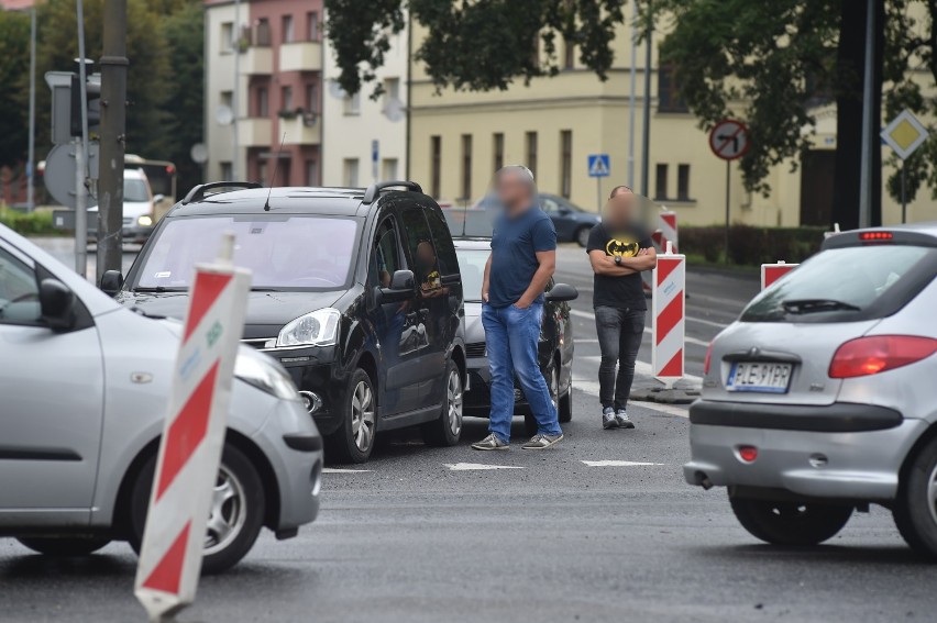 Zawisł na haku po zderzeniu przy skrzyżowaniu na Dąbrowskiego [ZDJĘCIA]