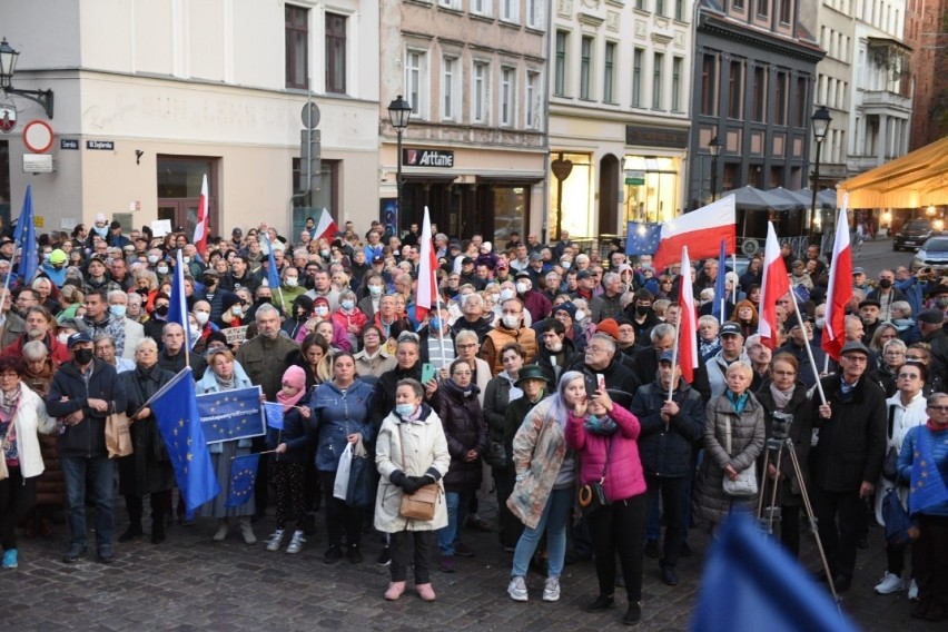 Wyższość prawa krajowego nad unijnym. Protest w Toruniu po...