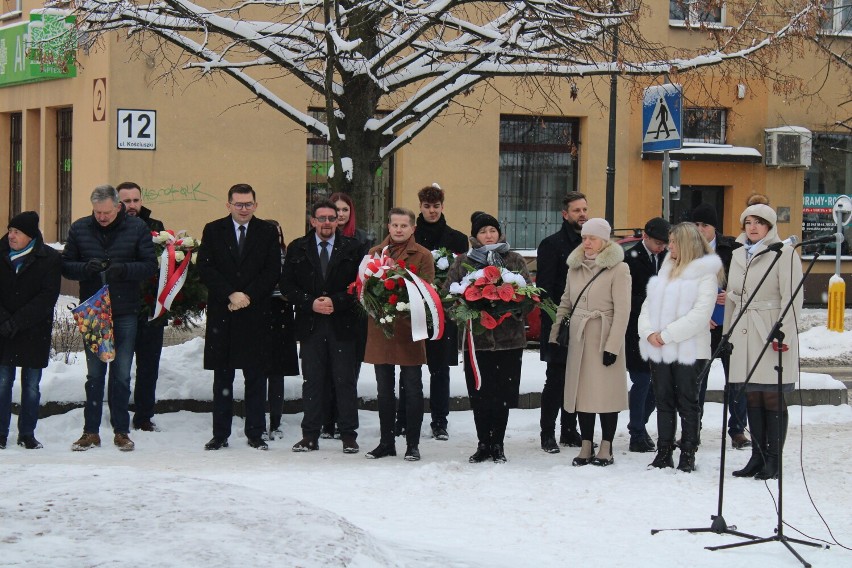 Młodzież z Zespołu Szkół numer 1 w Olkuszu upamiętniła ofiary komunizmu. 41. rocznica wprowadzenia stanu wojennego. Zobacz zdjęcia