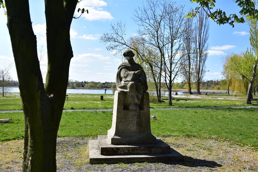 Zdjęcie pomnika Chopina w Żninie, z założoną maseczką z 2020...