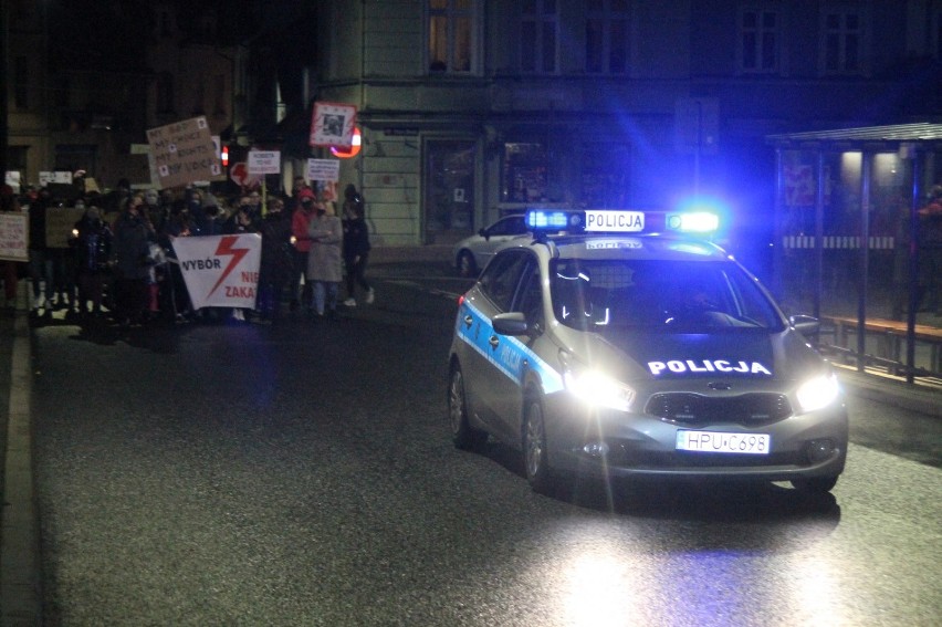 Protest antyPiSowski przeszedł ulicami Koźmina Wielkopolskiego [ZDJĘCIA + FILMY]