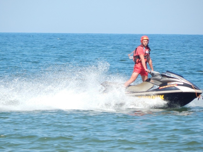 Ratownicy na plaży w Ustce strzegą także miejsc, w których...