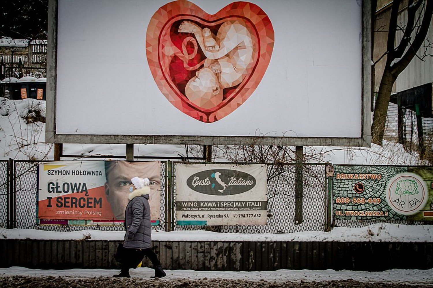 Plakaty z dzieckiem w sercu w Wałbrzychu. Co oznaczają? Są też plakaty z  Dzieciątkiem Jezus w łonie matki | Wałbrzych Nasze Miasto