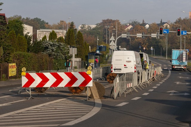 Niedawno wyremontowana ulica Kolbego na bydgoskiej Osowej Górze nie do końca jest taka nowa. Kierowcy podnoszą raban, że pośrodku znowu pojawiły się barierki, a ruch jest utrudniony.