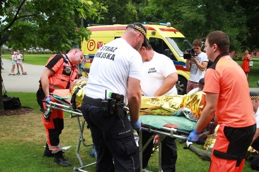 Ćwiczenia pierwszej pomocy w parku w Wejherowie