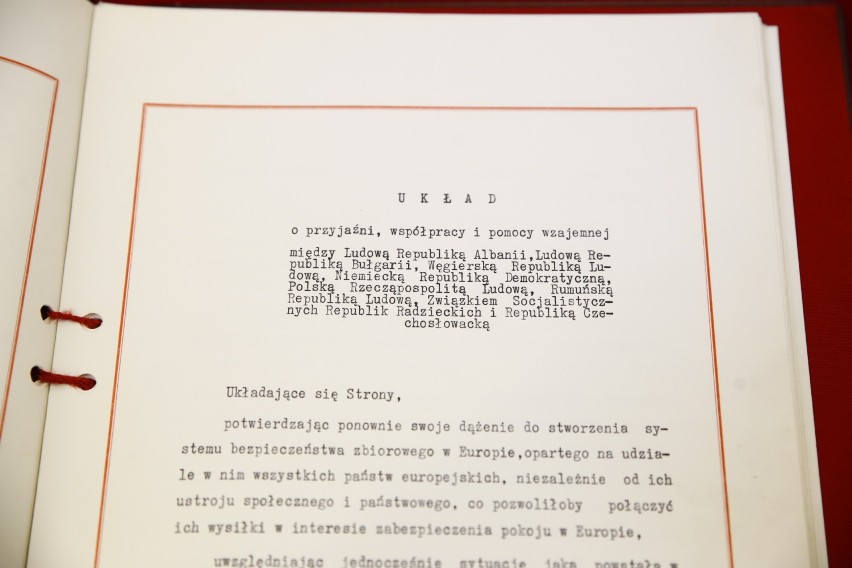 Zobaczyliśmy oryginał Układu Warszawskiego. Dokument potwierdzający złożenie "Wschodniego NATO" dostępny dla historyków 